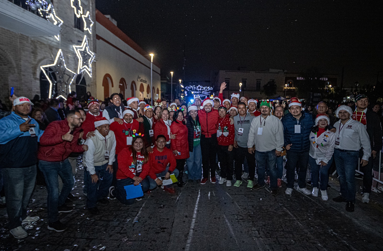 Brilla la Navidad; El alcalde Alberto Granados encabeza el encendido del Pino y desfile Navideño".